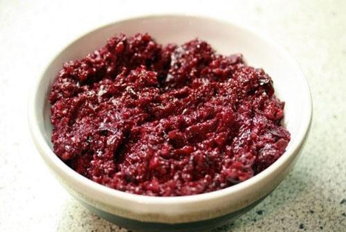 caviar de remolacha a través de una picadora de carne