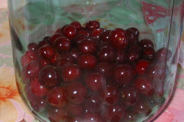 cerezas en un frasco