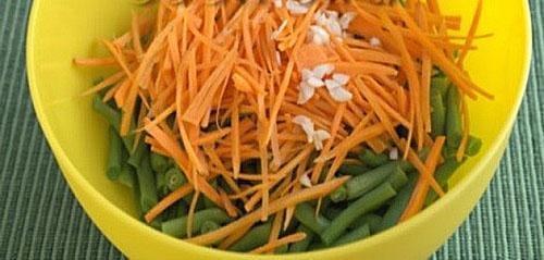 mettre les carottes et l'ail dans les haricots