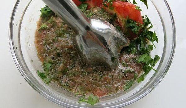 hacher les tomates avec le persil et les épices dans un mélangeur