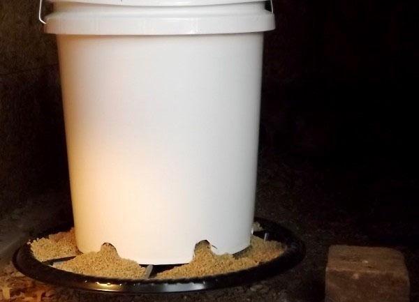Alimentador automático de cubos de plástico