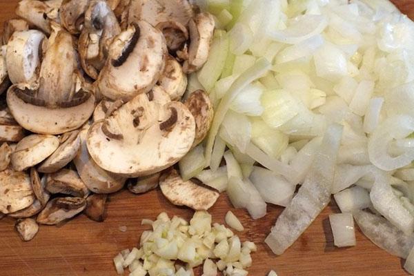 hacher l'ail, l'oignon et les champignons