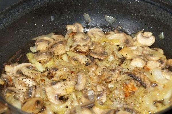 faire revenir l'oignon aux champignons