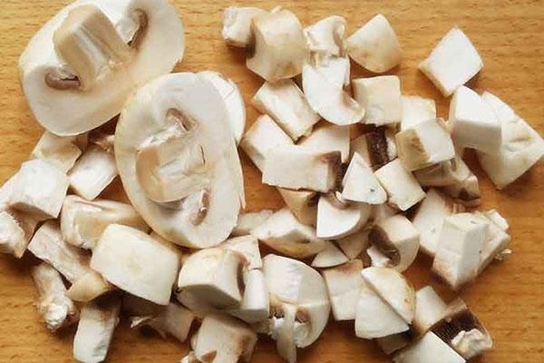 couper les champignons en dés