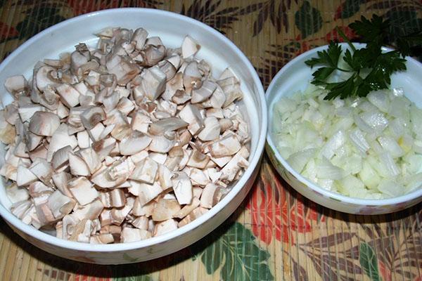 picar champiñones y cebollas