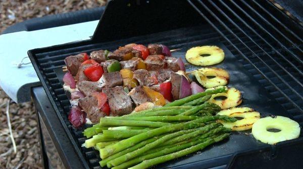 verduras y carne en la alfombra.