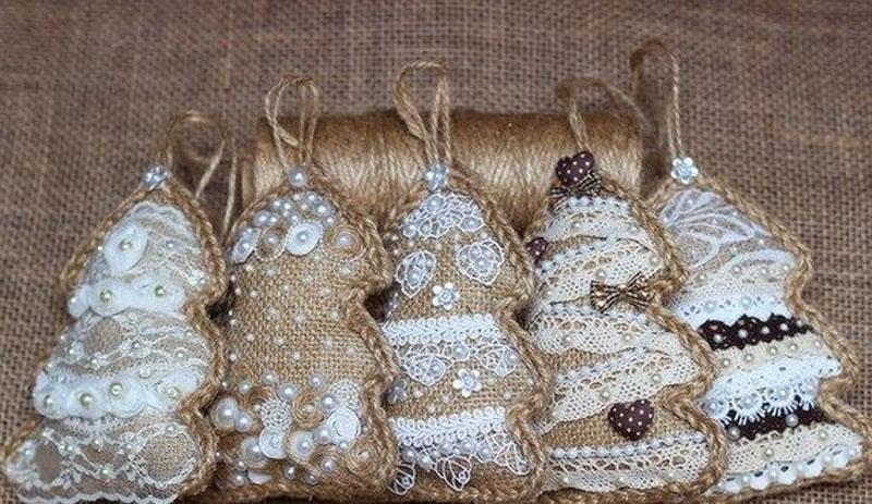 petits jouets de sapins de Noël en toile de jute et dentelle