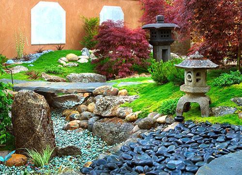 jardin japonais et ruisseau à sec