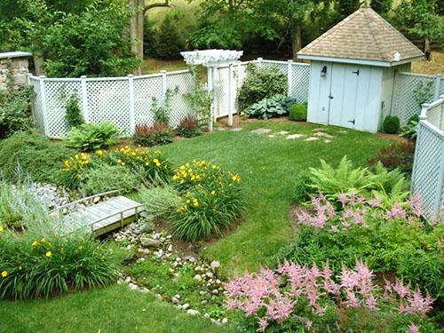 décorer un ruisseau sec avec des plantes