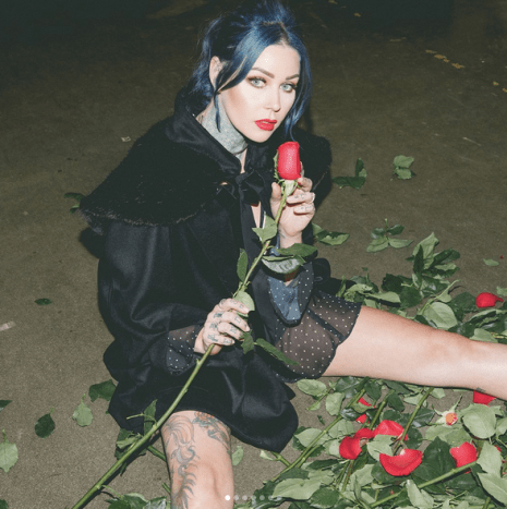 Foto via InstagramEntspannte Zeit zwischen den Requisiten eines kürzlichen Fotoshootings.