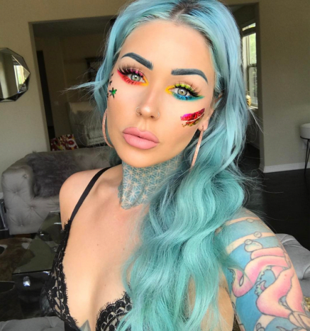 Foto via instagramM AKEUPDETAILS: Augen: @urbandecaycosmetics Full Spectrum, Electric, UDXBasquiat Palette Lippen: @jeffreestarcosmetics Chrysanthemum Liquid Lip Highlight: @toofaced Love Light Prismatic Highlight in Blinded by the Light Contour: @tartecosmetics Park Ave Princess Amazonian Clay Contour Lashes .: @lilly in Faux Mink Sophia (Code: KRISTEN) Verwendete Pinsel: RoyalBrush.com use code KRISTEN + @morphebrushes @furlesscosmetics