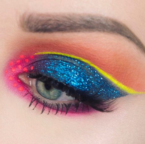 Foto via instagramM A K E U P D E T A I L S: Lidschatten (NEU): @purcosmetics x Dreamworks Trolls Palette (Verwenden Sie den Code KRISTEN für KOSTENLOSEN Versand und 20% Rabatt) Glitzer: @nyxcosmetics Glitzer in 01 Neon: @globalcolours Body Paint in Neongelb & Neon Pink Lashes: @lillylashes in Sophia Lips: Nyx ​​Matte Lipstick in Bare With Me Blush: @thebalm_cosmetics Beach Long-Wearing Blush in Warm it up Highlight: @katvondbeauty Alchemist Holographic Palette