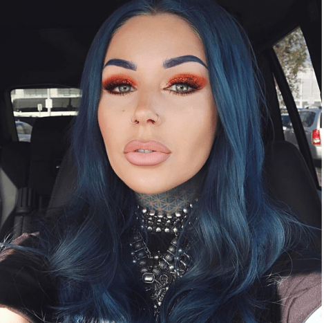 Foto via InstagramM A K E U P D E T A I L S: Augen: @sugarpill Pumpkin Spice & Flamepoint Lidschatten • Brauen: @itcosmetics Midnight Liner Love in Navy • Lippen: @toofaced Miso Pretty Liquid Lipstick • Kontur/Rougen/Highlight: @hourglasscosmetics Ambient Lighting Surreal • Foundation: @dionecosmetics Die einzige Foundation von 105 • Halsketten: @dylanlex • Lashes : @purcosmetics Bombshell • Haarfarbe: @arcticfoxhaircolor Transylvania + Girls Night + Arctic Mist