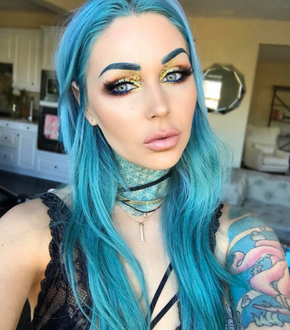 Foto via instagramM AKEUPDETAILS: Tap Foto für Marken • Golds: Urban Decay XX Vice LTD Reloaded Palette • Äußerer Augenrand: Stila Perfect Me, Perfecf Hue Palette in Tan/Deep • Eyeliner: (neu) Smashbox Always On Gel Liner in Bouncer • Lippen: (neu) Tarte The Lip Architect in Muse • Bronzer: UD Beached Bronzer in Sun-Kissed • Blush: UD Kinky • Highlight: Tarte Skin Twinkle Vol. No. II • Wimpern: PUR Cosmetics Wimpern in Flirt (Verwenden Sie den Code Kristen für 20% RABATT + KOSTENLOSER Versand!) #tarteddb