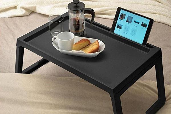 mesa con espacio para una computadora