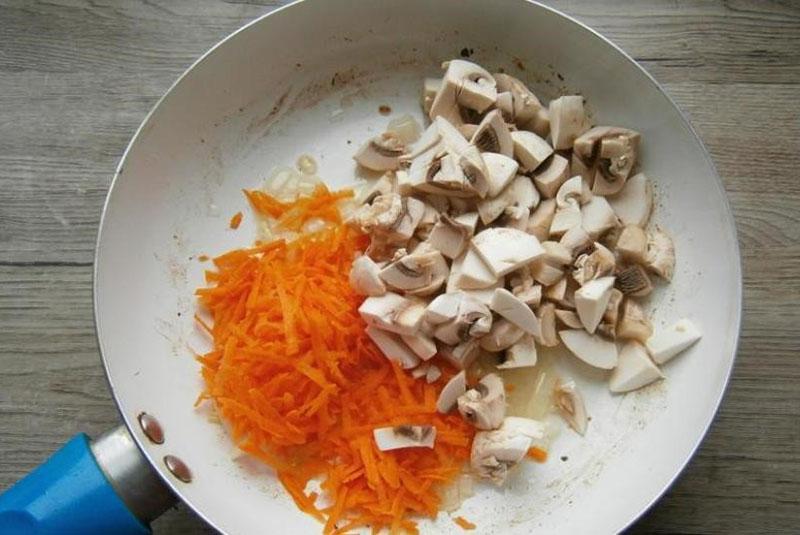 faire revenir les carottes et les champignons