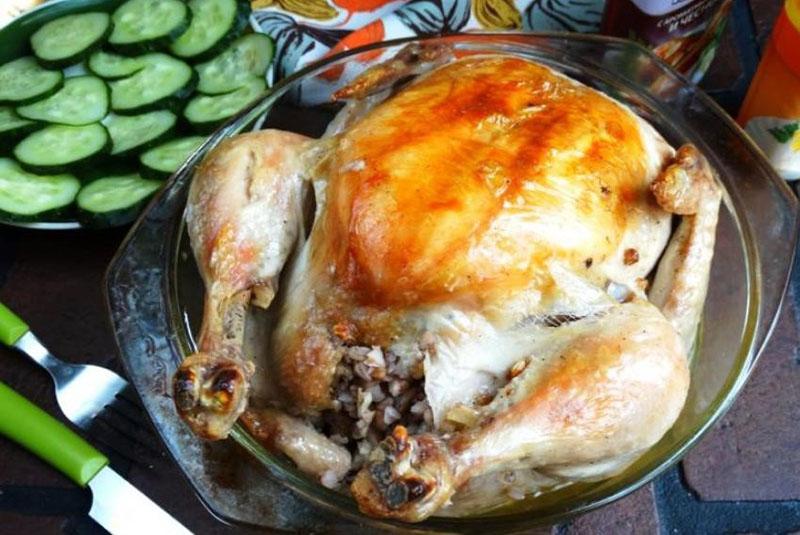 pollo relleno de trigo sarraceno al horno con huevo