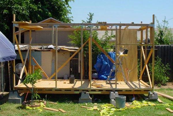 Construction d'un poulailler à ossature