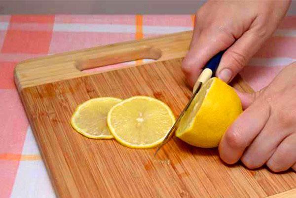 cortar limón en rodajas y quitar los huesos