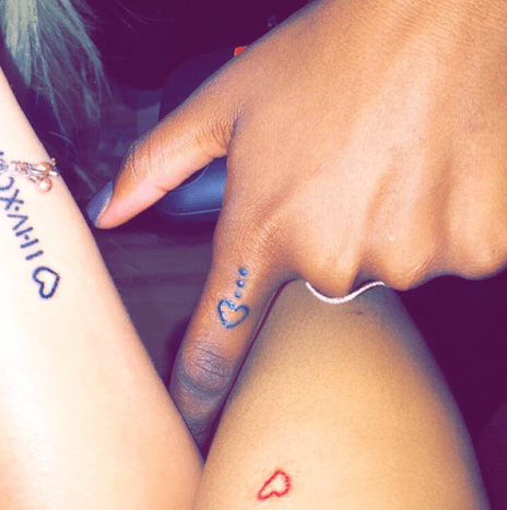 Kylies rotes Herz-Tattoo, Anastasia Karanikolaous römisches Ziffern-Tattoo und Justines Herz-Tattoo.
