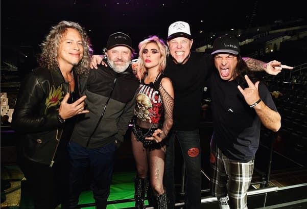 (Foto: Lady Gaga/Instagram) Nápad na vystoupení „MetalliGa“ při předávání cen Grammy přišel poté, co zpěvák „Perfect Illusion“ narazil na večírku v domě Bradleyho Coopera Larse Ulricha, řekl Gaga Zane Lowe z Apple Music během nedávný rozhovor. Metallica škádlila duet s Gagou před předáváním cen Grammy a naznačovala pouze, že mají pro hvězdnou událost něco zvláštního, a později potvrdila, že budou sdílet pódium s nikým jiným než s Lady Gaga. Zda se matka Monster rozhodla připomenout spolupráci s Metallicou tím, že si nechá vytetovat trvalé můry, se teprve uvidí.