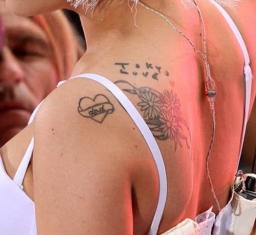 Ein Cluster auf Gagas linker Schulter zeigt ein Herz, das sagt: