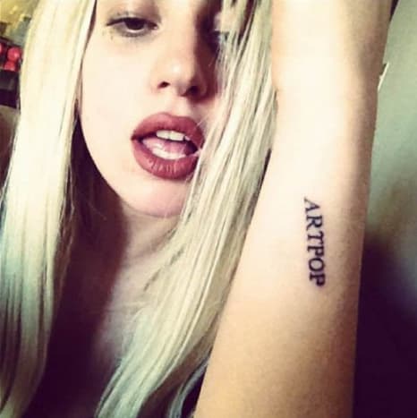 Auf ihrem linken Unterarm steht der Name von Gagas viertem Studioalbum.