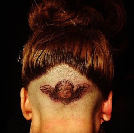Nic neříká hardcore jako tetování na zátylku, i když je to rozkošný cherubín.
