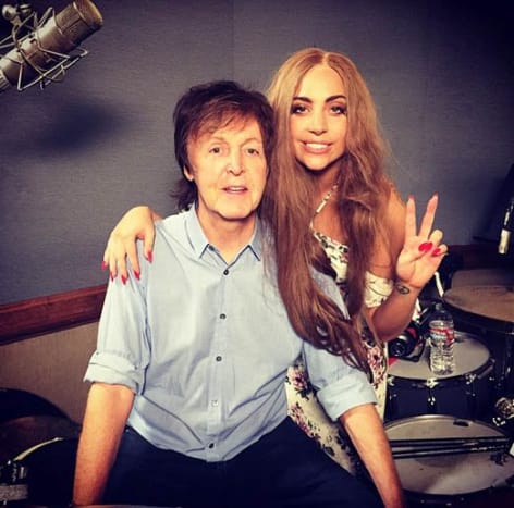 Gaga uvedla, že malé znamení míru na jejím zápěstí bylo inspirováno Johnem Lennonem. Ano, víme, že je na obrázku s Paulem McCartneym, ne s Johnem.