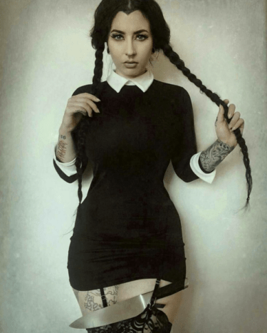 Macabre dcera Morticia a Gomez je ideální pro kostým na poslední chvíli. Stačí si obléknout malé černé šaty s bílým límcem Peter Pan a vlasy hodit do dvou copů. Ouila!