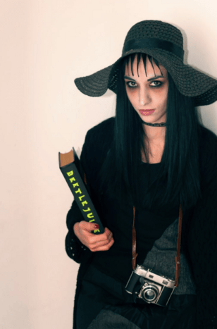 Wie könnten wir Lydia Deetz von Beetlejuice vergessen! Diese OG-Goth-Sirene lässt sich leicht mit ausgebeulter schwarzer Kleidung, einem schlaffen schwarzen Sonnenhut und einem stacheligen Pony nachahmen. Vergessen Sie auch nicht die Vintage-Kamera!