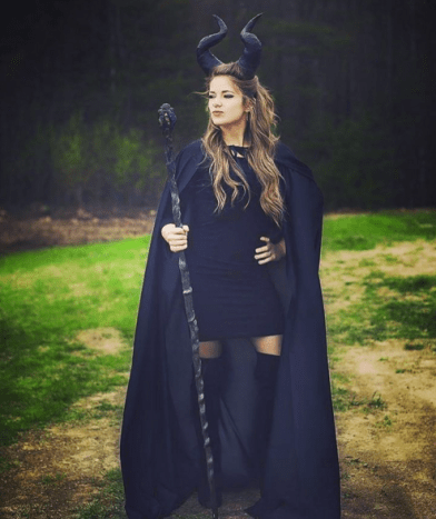 Die schurkische Füchsin ist perfekt für ein originelles und dennoch einfaches Halloween-Kostüm. Sie müssen einige Hörner aufheben (oder, wenn Sie schlau sind, selbst herstellen) und dann Ihre stärkste schwarze Kleidung anziehen.