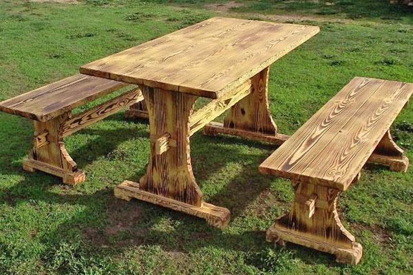 bancs avec une table