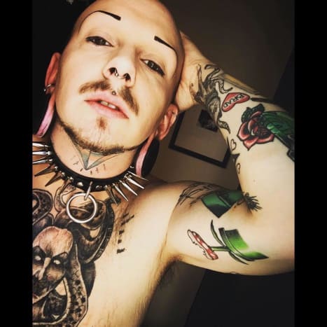 Foto: Facebook Johnson, který se již pyšní sbírkou tetování na pažích, krku a hrudi, řekl Jezábel, že nápad na tetování přišel, když se on a jeho tatér pokoušeli vymyslet další tetování, které by měl udělat.