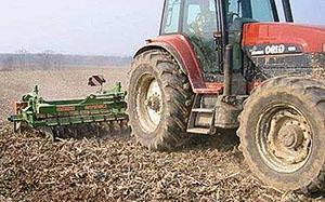 Procesar un campo de papas antes de plantar