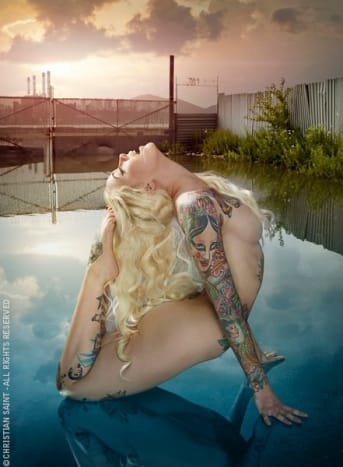 Das tätowierte Covermodel Leah Jung ist ein Liebling von INKED und INKED GIRLS. Fotografiert von Christian Saint.