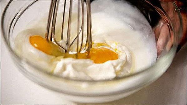 batir los huevos con crema agria