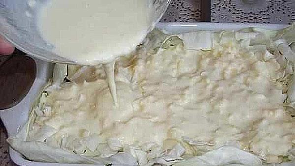 vierte la salsa sobre el pastel