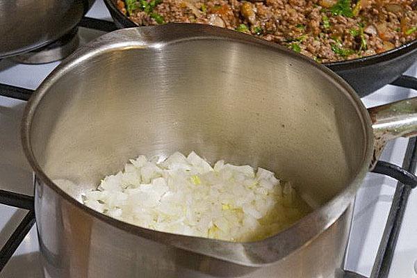 guisar las cebollas para la salsa