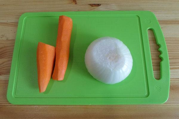 pelar las zanahorias y las cebollas