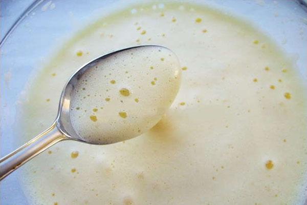batir huevos con leche