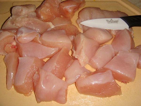 picar el filete de pollo