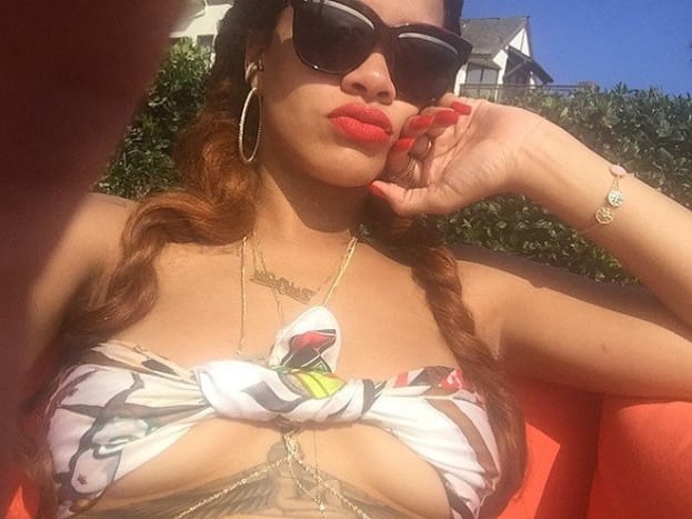 (Foto: Rihanna/Instagram)Rihannas Brusttattoo, das diesen Sommer vor fünf Jahren eingefärbt wurde, ist zu Ehren ihrer verstorbenen Großmutter Clara „Dolly“ Brathwaite, die im Sommer 2012 nach einem langen Kampf gegen Krebs verstarb. Die Sängerin enthüllte ihr Bruststück erstmals auf Instagram, zusammen mit dieser berührenden Botschaft: „Göttin Isis – Komplette Frau – Modell für zukünftige Generationen – #GRANGRANDOLLY – immer in und in meinem Herzen #1love.“