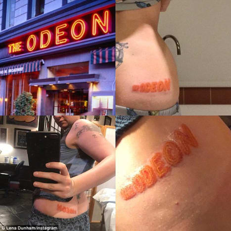 (Foto: Lena Dunham/Instagram)Dieses neueste Tattoo von Dunham ist ziemlich episch, aber es ist sicherlich nicht ihr faszinierendstes Stück. Die 30-Jährige hat mehrere andere faszinierende Tattoos über ihren Körper verstreut, darunter ein Eloise at the Plaza Tramp-Stempel-Tattoo auf ihrem unteren Rücken, das Wort „Staunch“ auf ihrem Handgelenk, ein Bild von Ferdinand dem Stier aus dem Kinderbuch Die Geschichte von Ferdinand auf ihrem Oberarm und ein Bild der Leuchtreklame von Dunhams Lieblingsrestaurant Tribeca, The Odeon, prangt auf ihrer Pobacke.