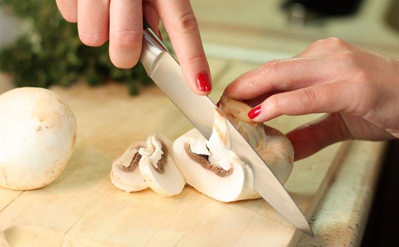 hacher les champignons