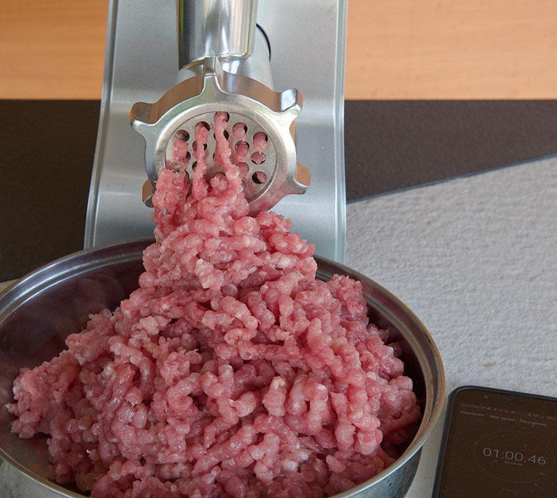 rouler la viande dans un hachoir à viande