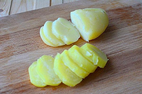 cortar las patatas en rodajas