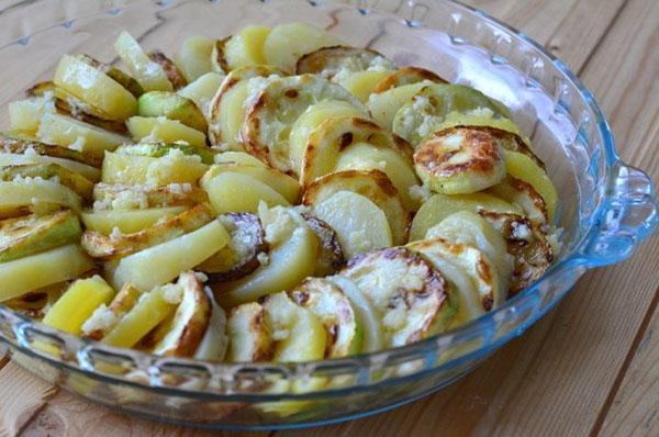 disposer les pommes de terre et les courgettes