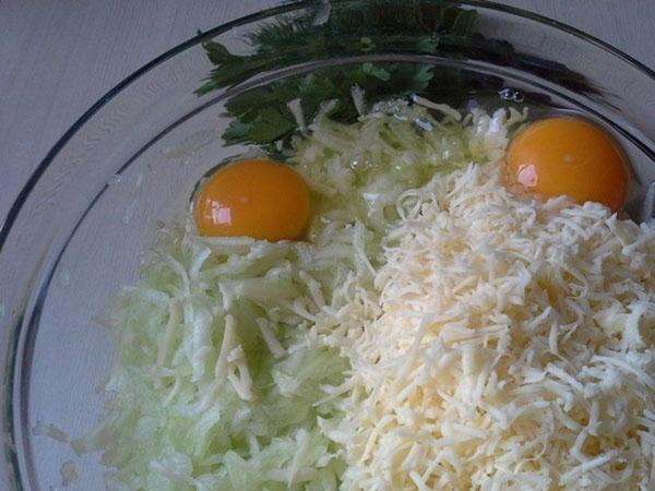 mélanger les courgettes avec les œufs et le fromage