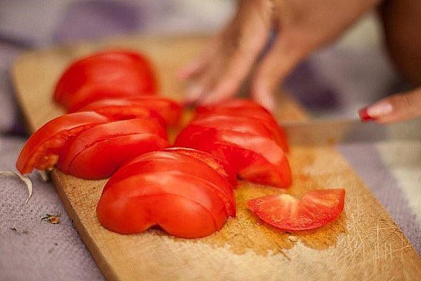 hacher les tomates